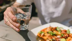 Kann man Essen mit Wasser hinunterspülen? Eine Ernährungsberaterin erklärt die Folgen